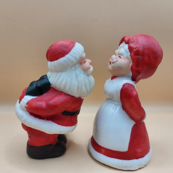 Kissing Santa and Mrs Claus Salt and Pepper Shakers - Picture 5 of 7